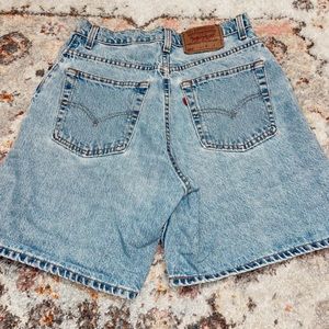 levi’s mom jean shorts !!